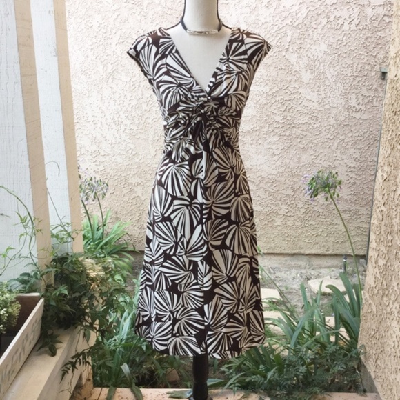 London Times Dresses & Skirts - London Times Sleeveless V-neck Leaf Dress 8